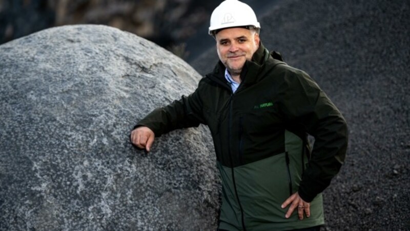 „Geheimnisvolle Boten aus der Urzeit“, nennt Dr. Matthias Grün die von jedem zu erstehenden „Findlinge“ vom Pauliberg. (Bild: Imre Antal)