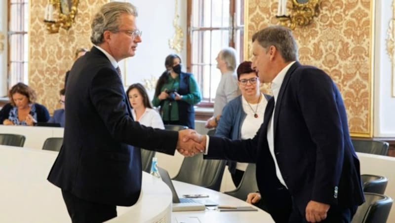 Lambert Schönleitner von den Grünen (rechts, hier mit Landeshauptmann Christopher Drexler) vertraut auf den Handschlag (Bild: Erwin Scheriau)