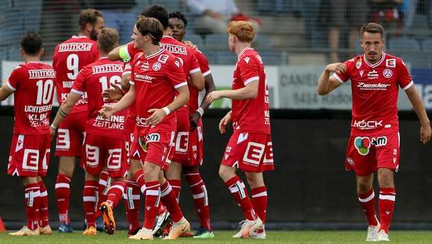 Im Duell mit dem Zweiten Schwarz-Weiß Bregenz setzten sich die „Rotjacken“ mit 1:0 (0:0) durch. (Bild: GEPA)