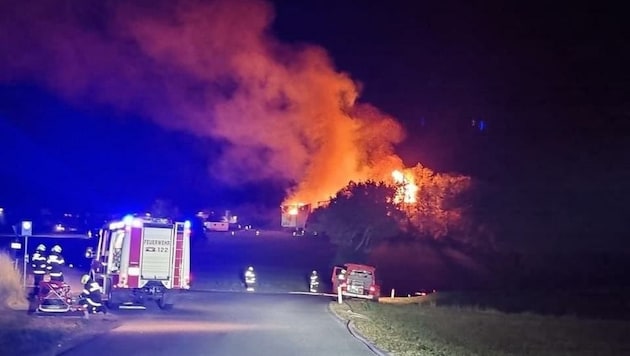 In der Nacht auf Samstag hielt ein Brand die Kameraden im Bezirk Baden auf Trab. Am Vormittag war das Feuer unter Kontrolle, die Löscharbeiten dauerten weiter an. (Bild: BFKDO Baden)