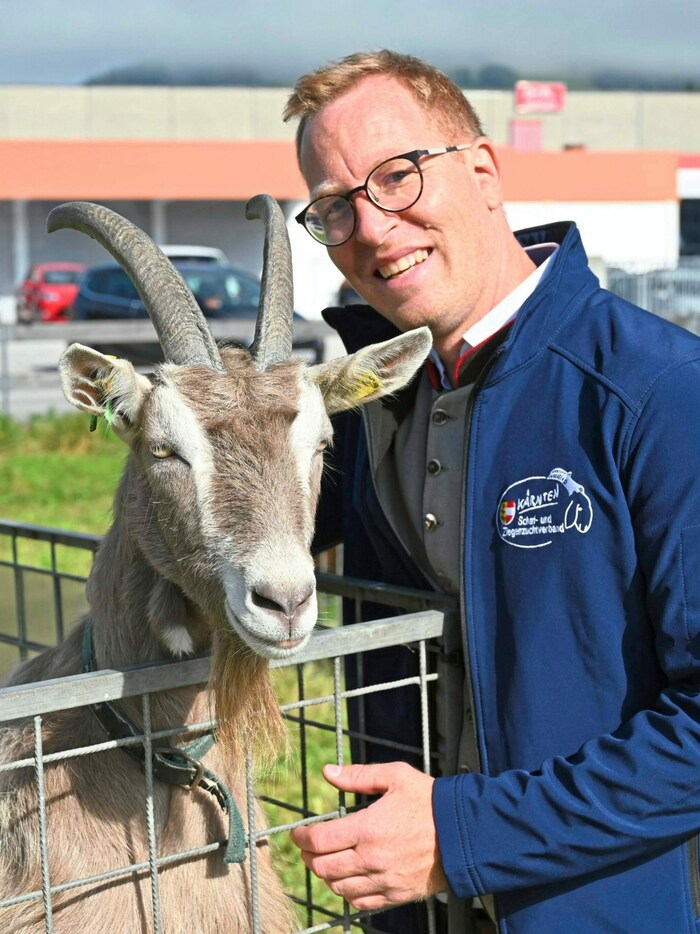Eduard Penker (Geschäftsführer Schaf- und Ziegenzuchtverband) mit Toggenburger Ziege.