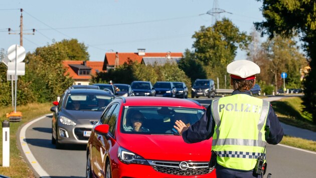 Die Polizei kontrollierte die Durchfahrtssperren an der A10-Abfahrt Kuchl (Bild: Tschepp Markus)