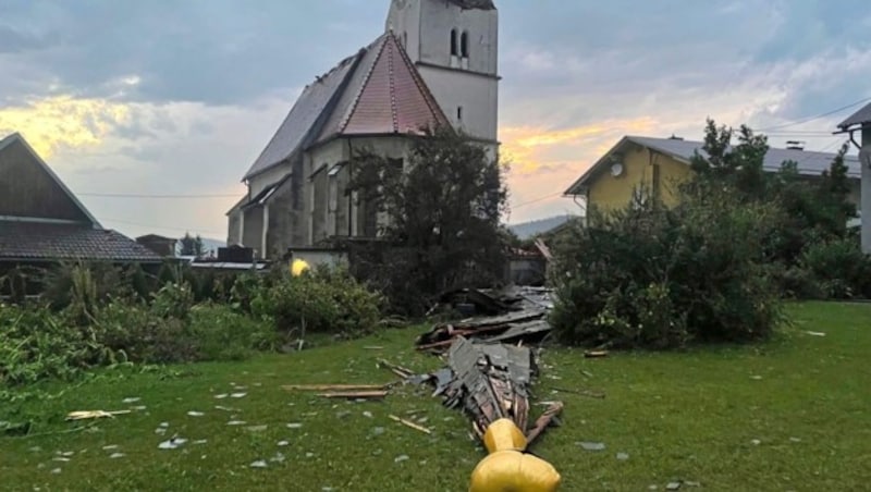 Der Kirchturm der Filialkirche in St. Marxen bei Kühnsdorf hat den Sturm im Juli nicht überstanden. (Bild: Marcel Tratnik)