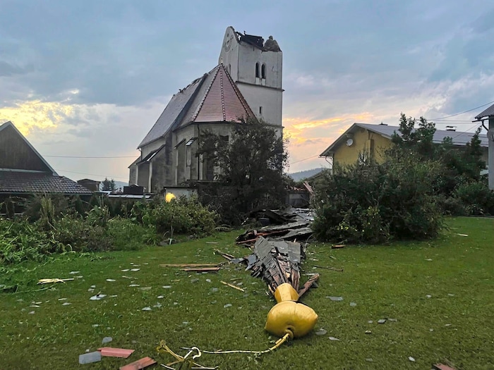 Der Turm der Filialkirche brach durch den Sturm im Juli ab und begrub auch Grabschmuck, Blumen ...