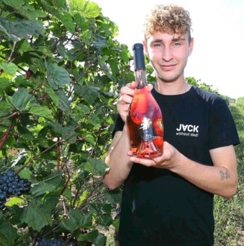 Schon in jungen Jahren hat Leo Hillinger junior aus Jois seine erste Weinserie vinifiziert. Bei der Rot-Goldenen Traube mischt das Weingut Hillinger mit dem Angel Rosé in der vierten Kategorie mit, die speziell viel Beachtung findet. (Bild: Judt Reinhard)