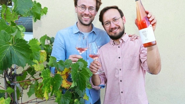 Am Gaumen frisch und fruchtig - so liest sich die fachliche Beschreibung für Rosé Zweigelt des Weingutes der Gebrüder Nittnaus in Gols. Andreas (li.) und Hans Michael Nittnaus sind damit im Finale der vierten Kategorie. (Bild: Judt Reinhard)