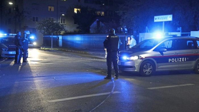 Polizisten am Tatort