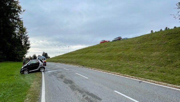 Der Smart krachte auf die Straße. (Bild: Polizei Vorarlberg)