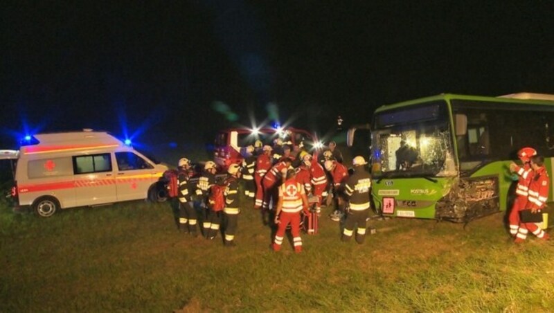 Mittels Wärmebildkamera suchten die Feuerwehren - 64 Florianis standen im Einsatz - die Unfallstelle nach Verletzten ab. (Bild: BFV Liezen / Schlüßlmayr)