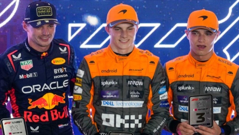 Oscar Piastri (m.) triumphierte vor Weltmeiste Max Verstappen (l.) und einem enttäuschten Lando Norris. (Bild: AP Photo/Darko Bandic)