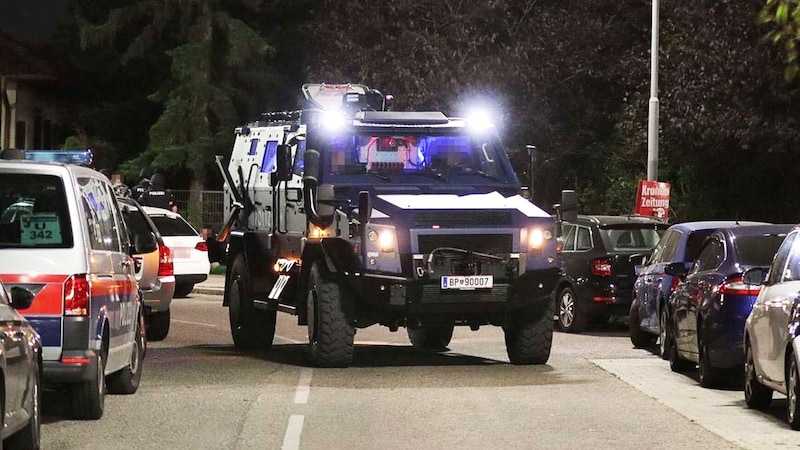 Wilde Szenen auf offener Straße in Wien. Drei Männer wurden lebensgefährlich verletzt. (Bild: APA/DOKU-NIEDERSTERREICH)