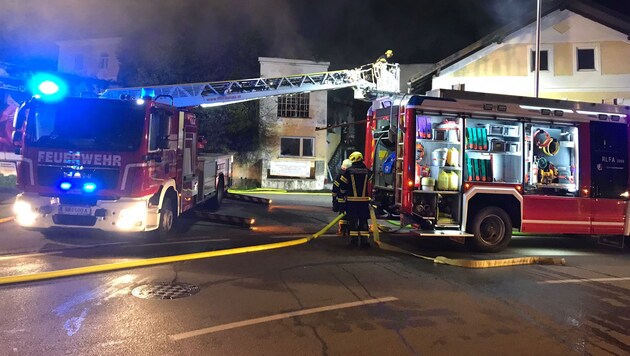 Sechs Feuerwehren aus Braunau und Umgebung brachten den Brand unter Kontrolle.
