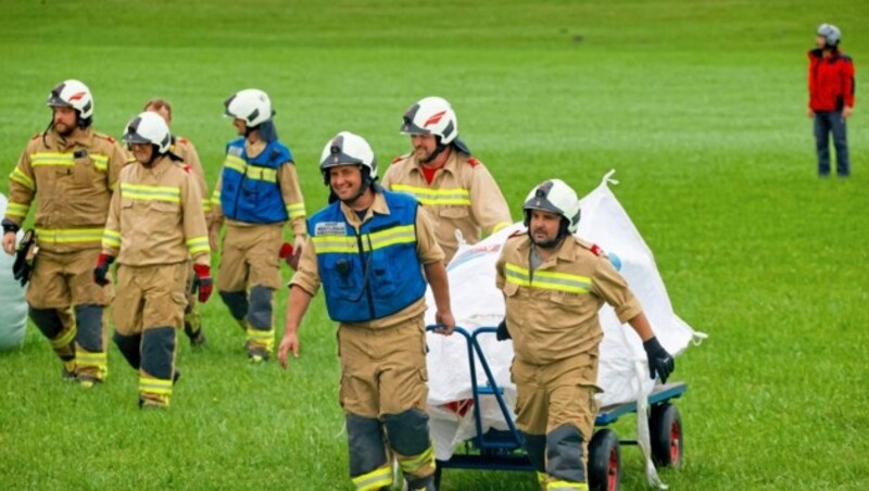 Die Floriani stellten einen Wasserbehälter für die Hubschrauber auf (Bild: Markus Tschepp)