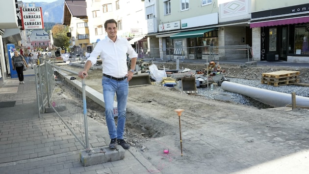 Das Granitpflaster ist da, Bäume fehlen noch: Stadtchef Riedhart sieht eine bessere Zukunft für die Bahnhofstraße. (Bild: Bildagentur Muehlanger)