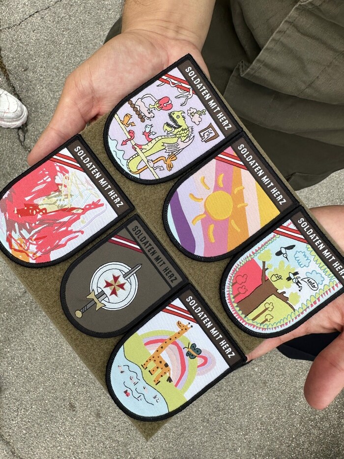 Das sind die Sieger-Logos. Das mittlere in der oberen Reihe soll als Tattoo-Vorlage herhalten!