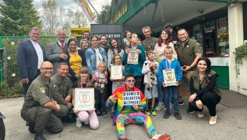 Gruppenfoto vor dem Repitilienzoo Happ (Bild: Jennifer Kapellari)