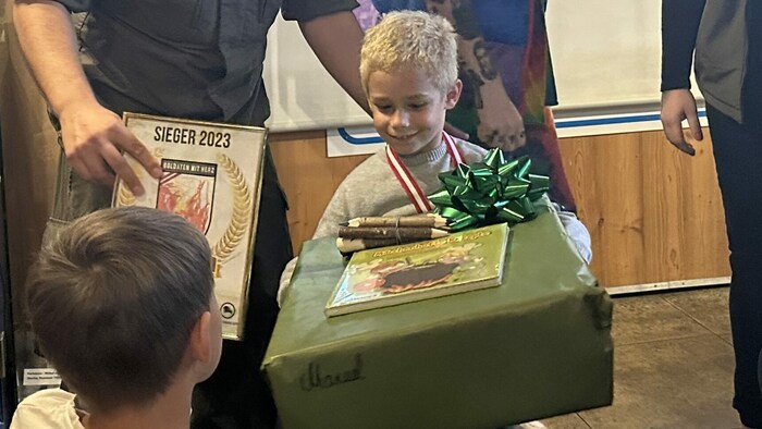Der dreijährige Manuel hat sich eine Playmobil Dinosaurier-Station gewünscht.
