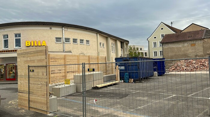 Die Bauarbeiten im Hinterhof des Hitlerhauses in Braunau haben begonnen.
