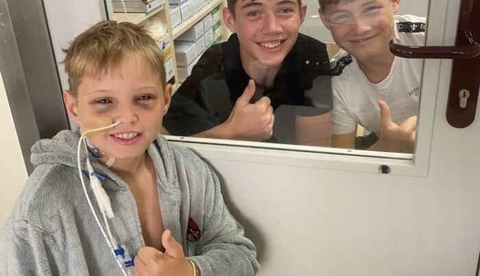 Felix bekommt im Spital Besuch von Freunden und Familie, aber direkter Kontakt ist kaum möglich. ...