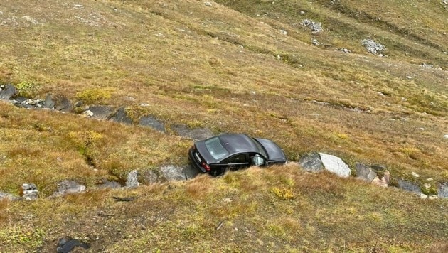 Von der Straße talwärts gerutscht ist am Sonntag ist dieses Auto. (Bild: ff heiligenblut )
