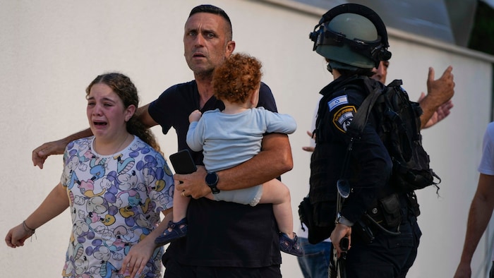 Eine Familie aus Aschkelon wird von israelischen Polizisten vor Angriffen in Sicherheit ...
