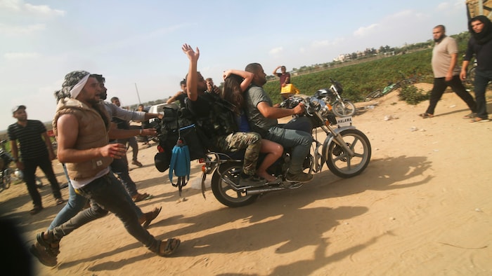 Den Terroristen gelang es, Dutzende Israelis als Geiseln zu nehmen und in den Gazastreifen zu ...