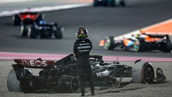 Nach seinem Crash lief Lewis Hamilton über die Strecke - Strafe! (Bild: APA/AFP/Giuseppe CACACE)