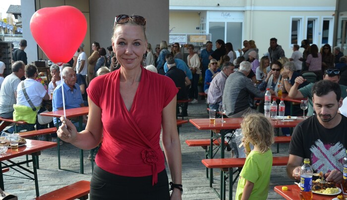 Eine stolze Haiminger Bürgermeisterin Michaela Ofner mit dem Symbol der Hilfe für Lilly.