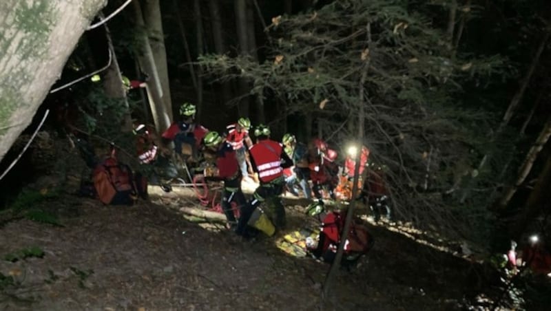 Über 60 Einsatzkräfte waren an der nächtlichen Rettungsaktion beteiligt. (Bild: Polizei Vorarlberg)