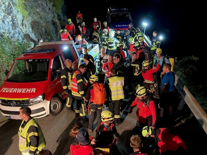 Die Einsatzkräfte sammelten sich zur Planung der schwierigen Bergung. (Bild: Polizei Vorarlberg)