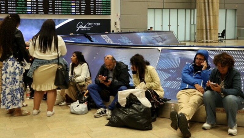 Wartende Passagiere auf dem Flughafen Ben Gurion nahe Tel Aviv (Bild: APA/AFP/GIL COHEN-MAGEN)