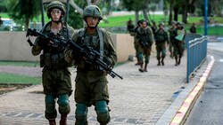 Israelische Armeepatrouille in der Stadt Sderot (Bild: APA/AFP/Menahem KAHANA)