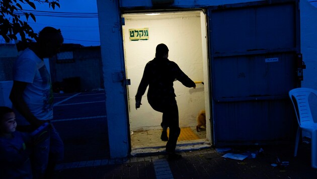 Ein Israeli läuft in einen Schutzraum (Symbolbild) (Bild: Associated Press)