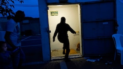 Ein Israeli läuft in einen Schutzraum (Symbolbild) (Bild: Associated Press)