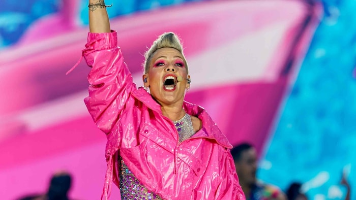 Pink wählt blau, die Farbe der Demokraten.
