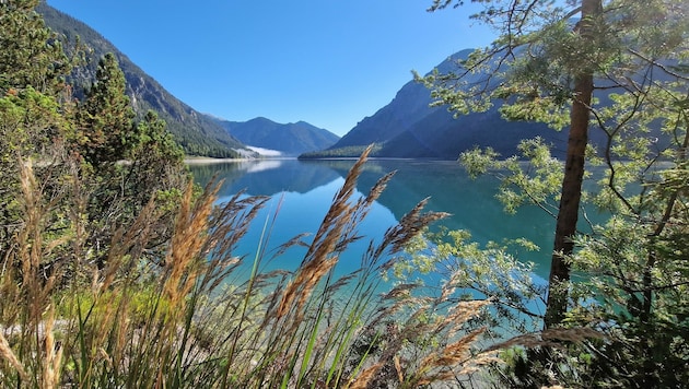 Zum Schwimmen ist der Plansee wohl schon zu kalt, Wanderer dürften sich aber auf spätsommerliches Wetter freuen. (Bild: Hubert Rauth)