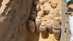 Im Grab der ägyptischen Königin Meret-Neith, der mächtigsten Frau in der Zeit um 3000 Jahre vor Christus, haben Forscher Hunderte, teilweise noch verschlossene Krüge mit 5000 Jahre alten Wein (Bild) und andere Grabbeigaben entdeckt. (Bild: EC Köhler)