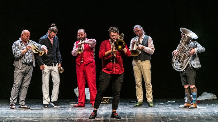 Am 17.11. zeigt ServusTV ab 22:05 Uhr außerdem “Monzil Brass - Das Konzert“. Bei der ...