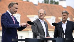 Christian Lindner (Finanzminister, FDP), Bundeskanzler Olaf Scholz (SPD) und Wirtschaftsminister Robert Habeck (Grüne) (Bild: AFP)