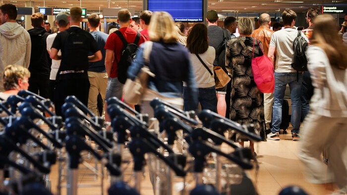 Menschen am Hamburger Flughafen (Archivbild)