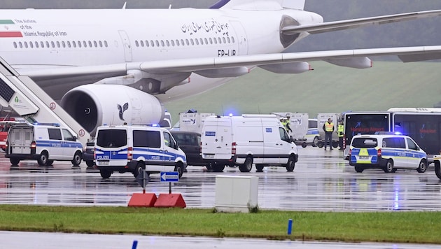 Das Flugzeug der Iran Air auf dem Flughafen Hamburg wurde wegen einer Anschlagsdrohung durchsucht. (Bild: APA/dpa/Jonas Walzberg)
