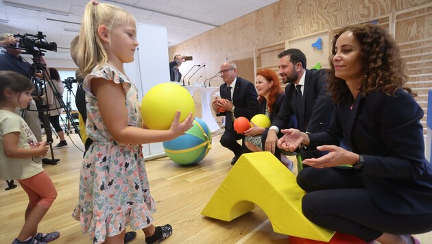 Medienwirksam stellte die Tiroler Landesregierung ihr Vorhaben zur Kinderbetreuung vor. Nun geht es an die Personalsuche. (Bild: Birbaumer Christof)