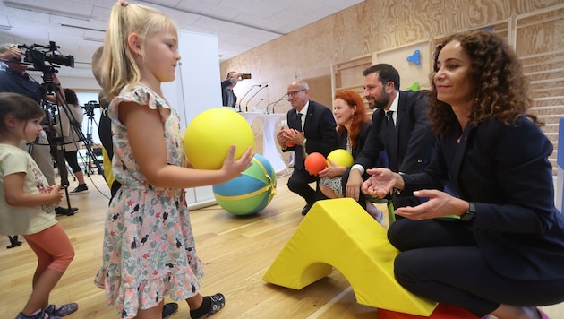 Medienwirksam stellte die Tiroler Landesregierung ihr Vorhaben zur Kinderbetreuung vor. Nun geht es an die Personalsuche. (Bild: Birbaumer Christof)