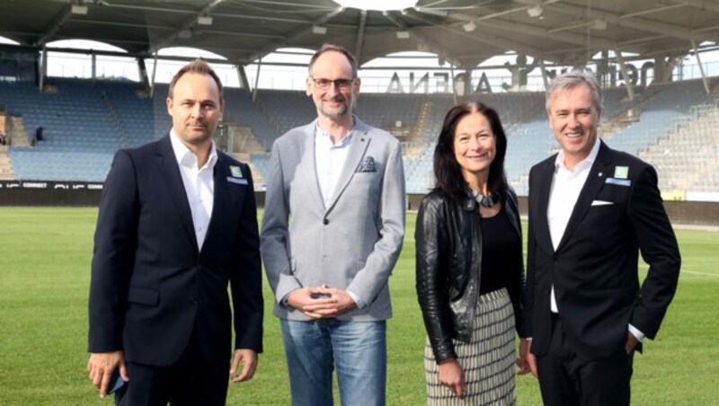 Vo. li. nach re.: Sturm-Wirtschaftsgeschäftsführer Thomas Tebbich, Rene Peter Thaller (FH Campus 02), Astrid Oberzaucher (FH Campus 02) und Sturm-Präsident Christian Jauk (Bild: GEPA pictures)