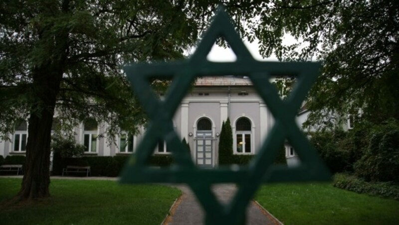 Laut des Innenministeriums verstärkte die Polizei auch vor der Synagoge in Salzburg ihre Sicherheitsmaßnahmen. (Bild: Tröster Andreas)