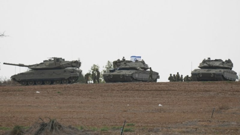 Israelische Panzer an der Grenze zum Gazastreifen (Bild: ASSOCIATED PRESS)