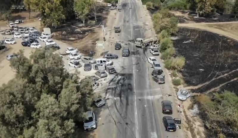 Festivalbesucher versuchten mit Autos zu flüchten, doch die Terroristen schnitten ihnen den Weg ab. (Bild: AFP)