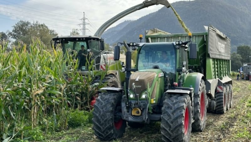 Die zerstörten Messer flogen knapp an der Fahrerkabine des Traktors vorbei. (Bild: ZOOM.TIROL)