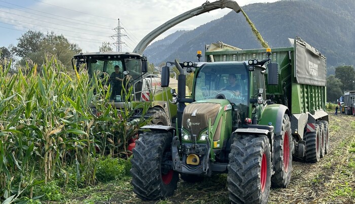 Die zerstörten Messer flogen knapp an der Fahrerkabine des Traktors vorbei.