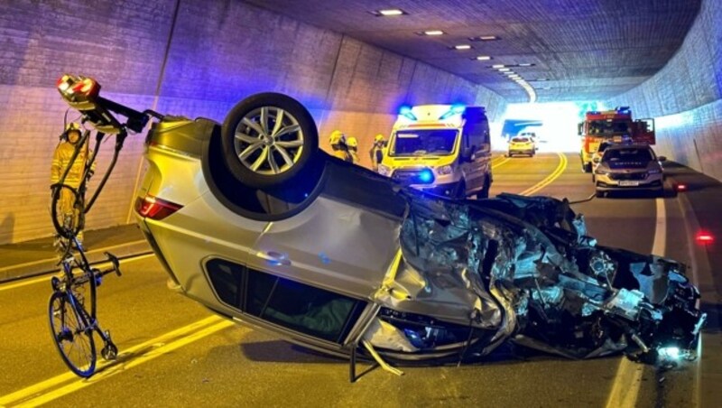 Das Auto des Opas, der mit Sohn und Enkel von einem Radrennen nach Hause fahren wollte (Bild: ZOOM.TIROL)